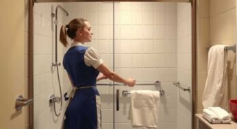 Ecco come vengono puliti i box doccia negli hotel: il trucco definitivo delle cameriere d’albergo